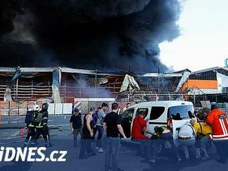 Rusko zasáhlo hypermarket v Charkově, mohlo v něm být přes 200 lidí