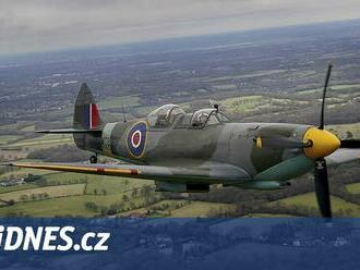 V Británii se zřítil historický stíhací letoun spitfire. Pilot pád nepřežil