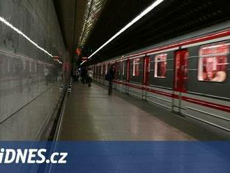 V metru ve stanici Náměstí Republiky spadl do kolejiště člověk, provoz byl zastaven