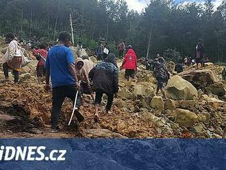 Obří sesuv půdy pohřbil vesnici v Papui Nové Guineji, obětí už je přes 670