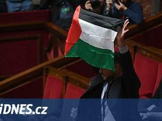 VIDEO: Francouzský poslanec mával palestinskou vlajkou, vykázali ho