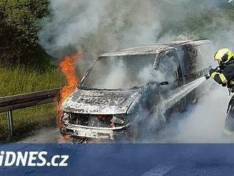 U Cholupického tunelu hořela dodávka, požár omezil dopravu na Pražském okruhu