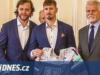 Spojili jste národ, děkoval hokejistům Pavel. Zmínil nesportovní gesto Rusů