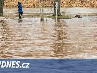 Naprší až osm centimetrů, rozvodní se řeky, varují před víkendem meteorologové