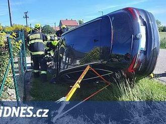 Auto skončilo na boku zapíchnuté v propustku, náraz řidiče vymrštil ven