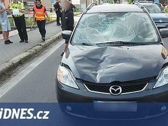 Žena přecházela silnici vedle přechodu, řidič jedoucí na zelenou ji srazil