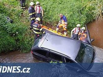 Senior sjel s autem přímo do potoka. Dostal jsem záchvat kašle, vysvětloval