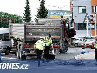 Řidič náklaďáku zřejmě při odbočování přehlédl cyklistu, ten srážku nepřežil