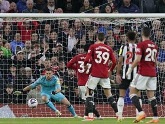 Tlačenica na pohárových priečkach. Dúbravka dostal na Old Trafford tri góly, Chelsea si udržala dobrú pozíciu