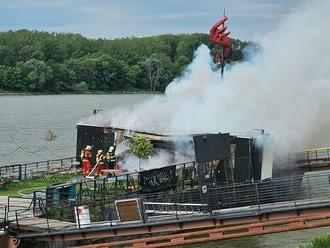Obľúbený bratislavský podnik na Dunaji zachvátili plamene, zasahovalo 17 hasičov