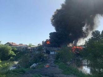 V Čani horeli obydlia, oheň sa rozšíril do zberného dvora. Dym bolo vidno aj z Košíc