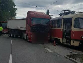 Na Račianskej sa zrazil kamión s električkou: Zranili sa dvaja ľudia, tvoria sa kolóny