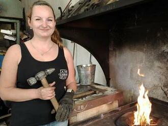 Fascinuje ju oheň, špina a pot. Čierna od sadzí som najšťastnejšia na svete, hovorí mladá kováčka