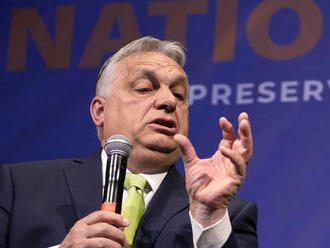 Orbán pred eurovoľbami pritvrdzuje: Nepošleme mladých Maďarov do vojen cudzích krajín. Gulyás školil Macrona