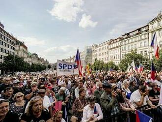 Danko vystúpil na Okamurovej demonštrácii v Prahe. Odporcovia po nich hádzali vajíčka