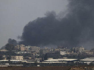 Do Rafahu vstúpili tanky. Izrael opäť udrel na utečenecký tábor: 21 mŕtvych Palestínčanov