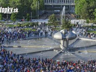 Tisíce ľudí v centre Bratislavy! Protestovali proti zásahom do RTVS a 2. dôchodkového piliera