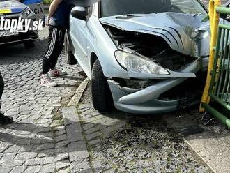 Policajná naháňačka skončila nárazom osobného auta do zábradlia mosta