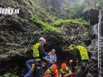 Záchranná akcia v oblasti Horských dier: Turista po páde utrpel poranenie hlavy, museli zasahovať leteckí záchranári