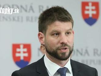 Michal Šimečka vyzýva na zdržanlivosť pri hodnotení postupu bezpečnostných zložiek