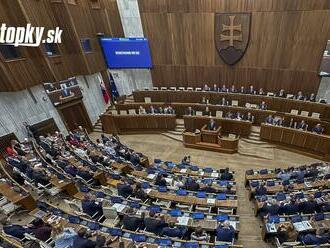 Národná rada SR po takmer týždni opäť ožila! Parlament odsúdil útok na premiéra Roberta Fica