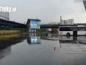 FOTO brutálnej nehody na východe! Zúfalý krik chodkyne: Autobus ju vliekol 200 metrov, všimol si ju až po zastavení