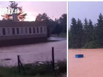 Extrémna búrka na strednom Slovensku! VIDEO Z dediny sa valila voda a blato