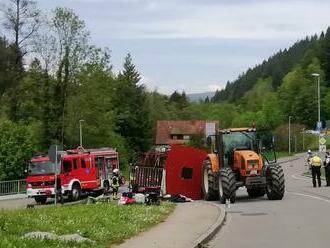 Vlečka ťahaná traktorom sa prevrátila: Zranilo sa viacero mladíkov, niektorí vážne