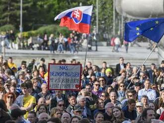 Bratislava na nohách: Tisíce ľudí vyjadrili nesúhlas voči vládnym zásahom do RTVS a 2. piliera