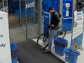 Zobral si bicykel a NEZAPLATIL: Polícia prosí o pomoc! Nevideli ste tohto muža?