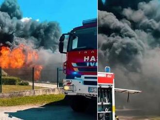 VIDEO obrovského požiaru v Rimavskej Sobote: Zasahovalo mnoho hasičov! Hrozivé zábery a veľké škody