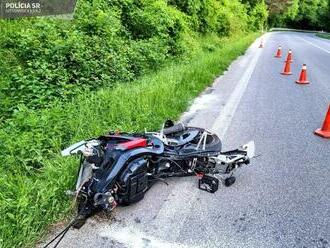 Tragická dopravná nehoda v nitrianskom kraji: Vodič   na motorke zišiel z cesty