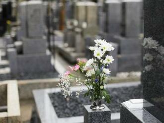 Starenka na cintoríne zažila ŠOK: Na hrobe ležalo nehybné telo! Čo sa tam stalo?