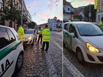 Policajti si posvietili na taxikárov v Bratislave: Brali vodičáky aj osvedčenia! Sila, čo všetko zistili