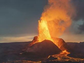 Sopka opäť začala zúriť: TOTO vychrlila k oblohe! Vyhlásený je najvyšší stupeň pohotovosti