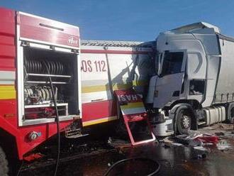 Hrozivá zrážka na diaľnici D1 pri Hornej Strede: Do hasičov vrazil kamión, na miesto smeruje minister