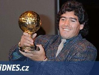 Kontroverzní aukce Maradonova Zlatého míče byla odložena na neurčito