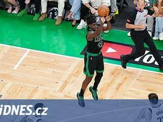 Boston ve finále NBA vyhrál i druhý zápas nad Dallasem, tahounem Holiday