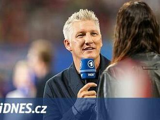 Faul na Douděru? Sudí tohle musí vidět, zlobil se Schweinsteiger. Bránil Čechy