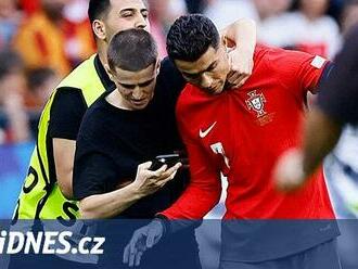 Pro fotku s Ronaldem cokoli. Fanoušci opět vlezli na hřiště, čeká na ně pokuta