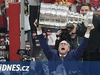 Bavil hláškami, u Stanley Cupu nadával. Kouč Floridy se dočkal a sklízí chválu