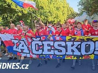 Čeští fanoušci pochodují na stadion v Hamburku