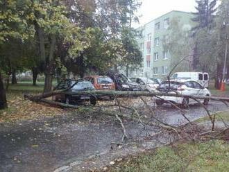 Výstraha pred búrkami platí až do večera, niekde aj druhý stupeň