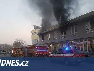 Viník požáru obchoďáku v Benešově se nenašel, škoda stoupla na 230 milionů