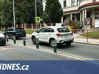 Motorkář v Troji na přechodu srazil školačku, skončila v umělém spánku