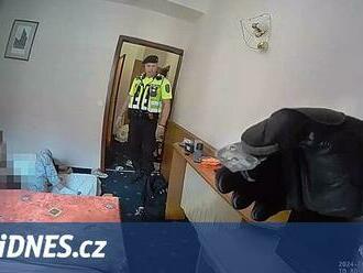 Nepořádek a stříkačky. Na zdrogované hosty přijela do hotelu policie i záchranáři