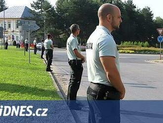 Policisté, zátarasy, dron. Slovenskou vládu v Rimavské Sobotě přísně střežili