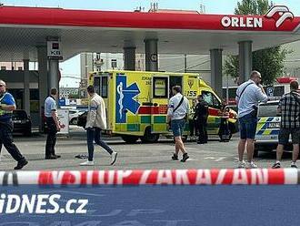 Opilec napadl v Praze šest lidí, vážně zranil motorkáře. Policii pomohli svědci