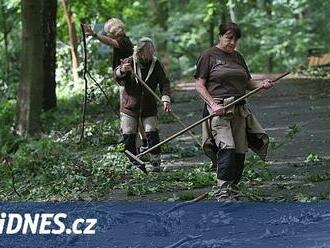 „Nad jeleny asi bděl anděl strážný.“ Zoo sčítá škody a obává se dalších bouřek