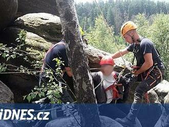 Žena ve skalách zapadla do pětimetrové průrvy, hasiči ji vytáhli na kladce